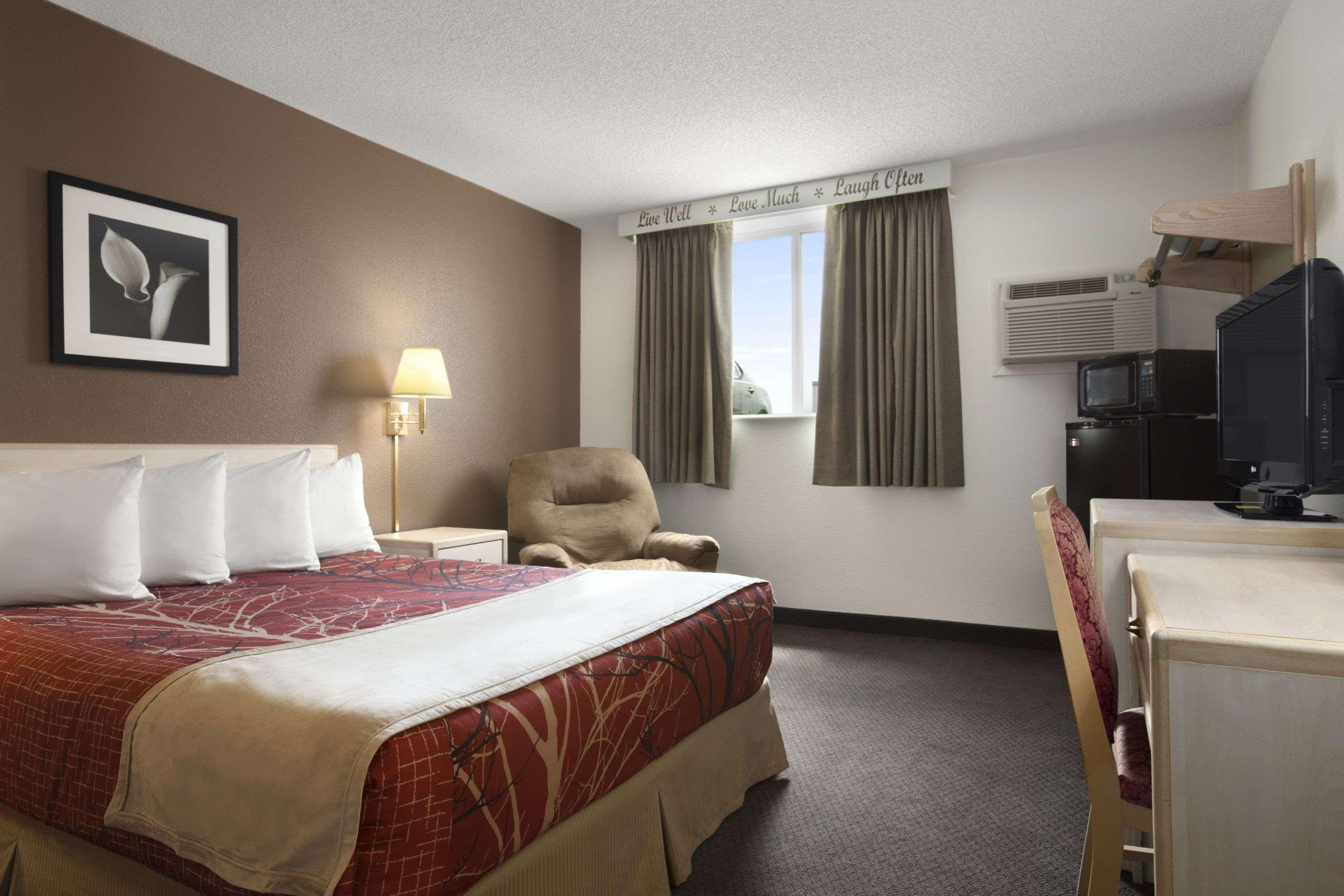 ซูเปอร์ 8 บาย วินด์แฮม สกอตส์บลัฟฟ์ Hotel สก็อตส์บลัฟฟ์ ภายนอก รูปภาพ