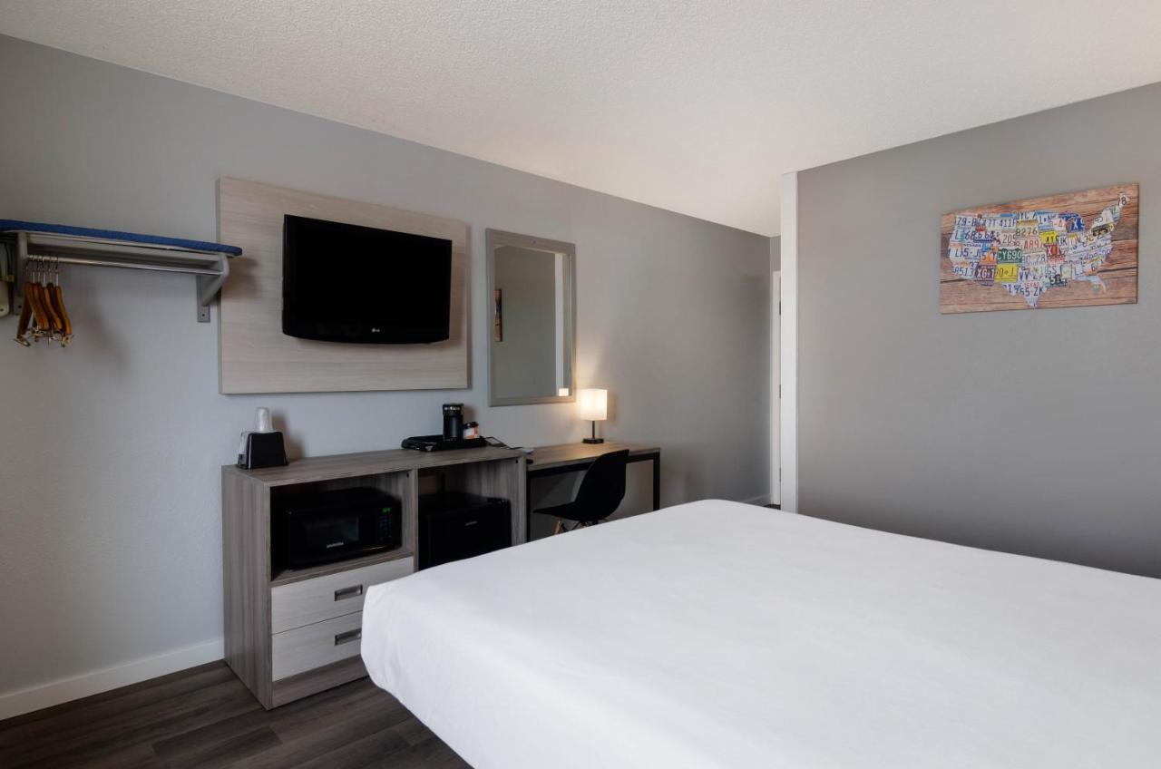 ซูเปอร์ 8 บาย วินด์แฮม สกอตส์บลัฟฟ์ Hotel สก็อตส์บลัฟฟ์ ภายนอก รูปภาพ