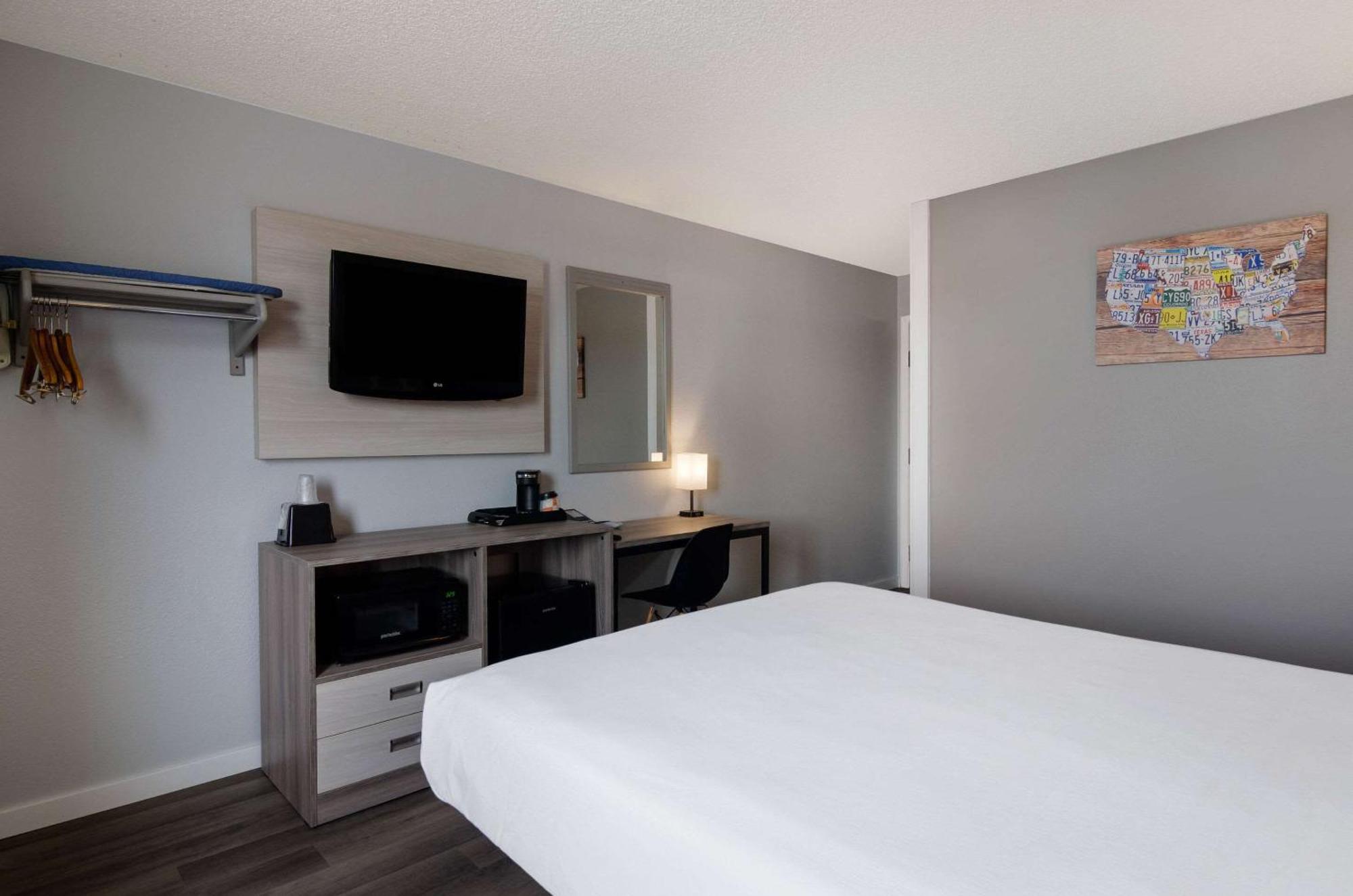 ซูเปอร์ 8 บาย วินด์แฮม สกอตส์บลัฟฟ์ Hotel สก็อตส์บลัฟฟ์ ภายนอก รูปภาพ